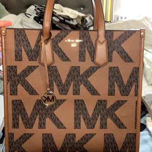Michael Kors tote bag, pretty large size, and it’s this beautiful brown color.